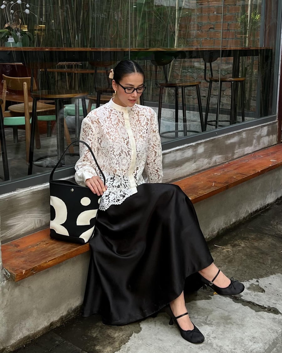 Chân váy dài là một trong những món đồ không thể thiếu trong tủ đồ của những tín đồ yêu thích sự nữ tính và nhẹ nhàng