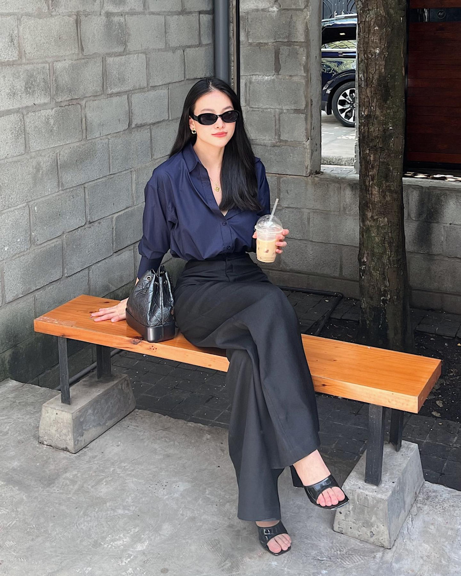 Phương Khánh rất thích kết hợp quần âu với áo sơ mi lụa
