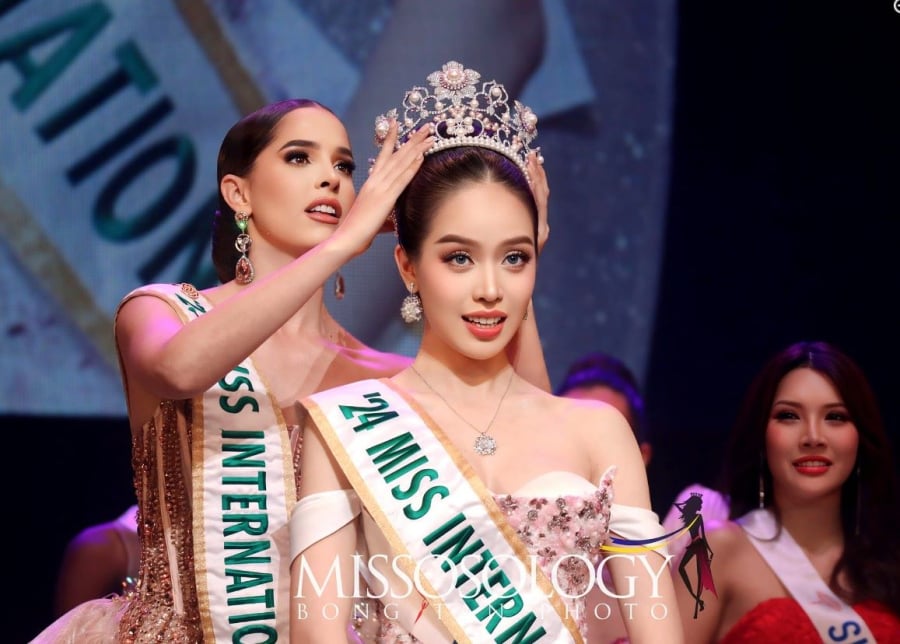 Thanh Thủy năm 2024 đã trở thành đại diện Việt Nam đầu tiên đăng quang Miss International.