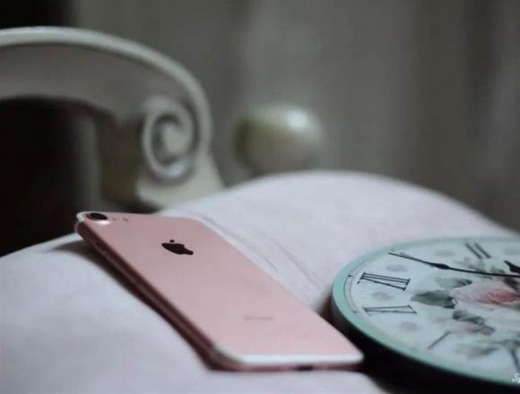 Để màn hình điện thoại ngửa lên, tin nhắn hoặc thông báo hiện ra có thể bị người xung quanh nhìn thấy. 