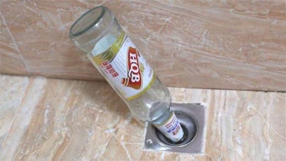 Bạn cần chuẩn bị một chai bia, sau đó cho vào từ 3 đến 5 thìa chất khử trùng 84.
