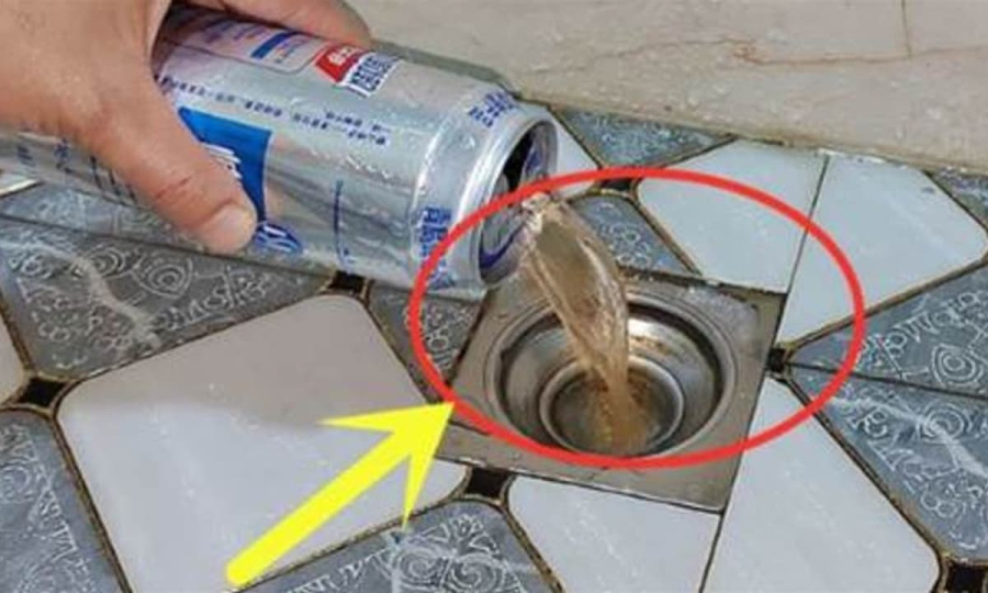 Nhiều người có thói quen đặt tất lên nắp thoát nước dưới sàn, nhưng cách này làm giảm khả năng lọc nước hiệu quả.