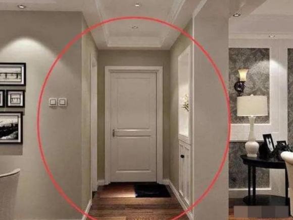 Về vấn đề thông gió trong phòng ngủ, một số người cho rằng để cửa phòng mở sẽ giúp không khí trong phòng lưu thông tốt hơn, trong khi một số người khác lại cho rằng đóng cửa sẽ tốt hơn cho giấc ngủ vào ban đêm. 