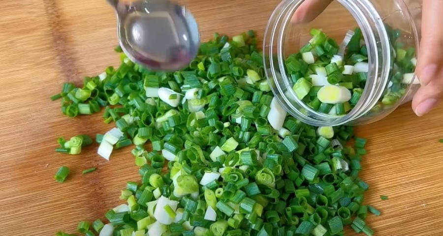 Bạn có thể bảo quản hành lá cắt nhỏ trong ngăn đá tủ lạnh.