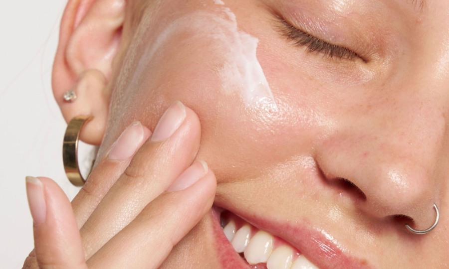 Serum cần nhẹ nhàng, không chứa axit tẩy mạnh hay hương liệu để đảm bảo an toàn cho da nhạy cảm.