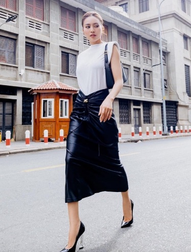 Đây là món thời trang không thể thiếu của mọi cô gái, đặc biệt là các sao nữ Việt. 