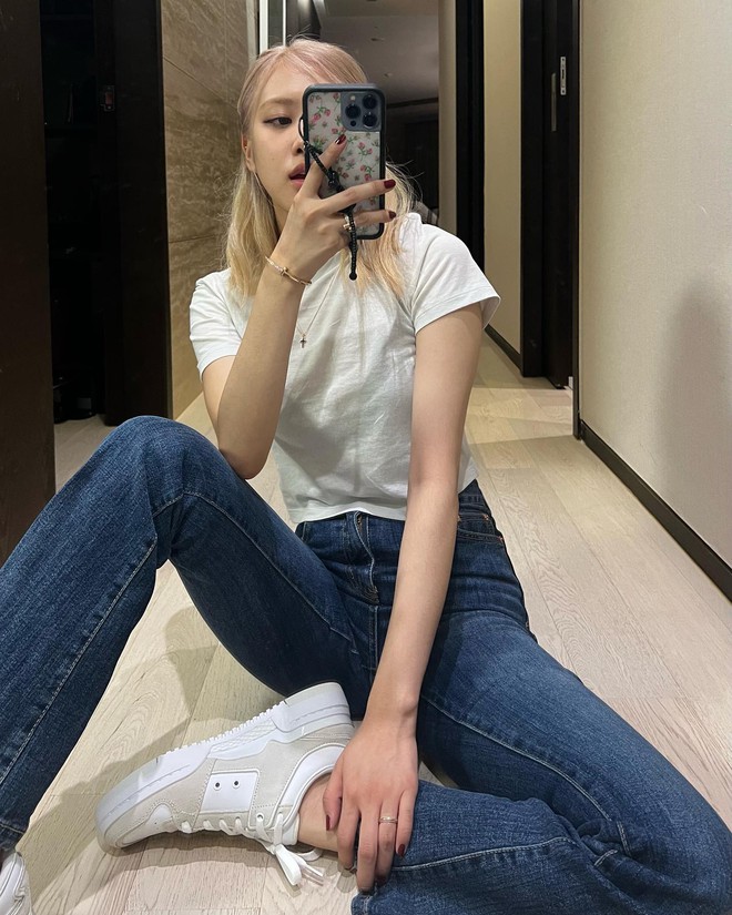 Rosé cũng rất yêu thích những bộ Shbet999 com đăng nhập trẻ trung và năng động như áo thun trắng kết hợp với quần jeans.