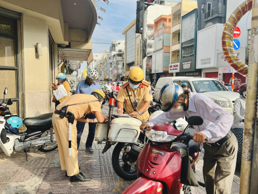 Đối với một số hành vi vi phạm, ngoài việc bị phạt tiền, người điều khiển xe ô tô còn bị áp dụng hình thức xử phạt bổ sung là tước quyền sử dụng giấy phép SHBET 1000 World Cup. 