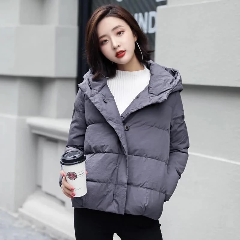 Áo phao dáng ngắn là một lựa chọn tuyệt vời cho những ngày đông, giúp bạn không chỉ ấm áp mà còn trông trẻ trung và năng động