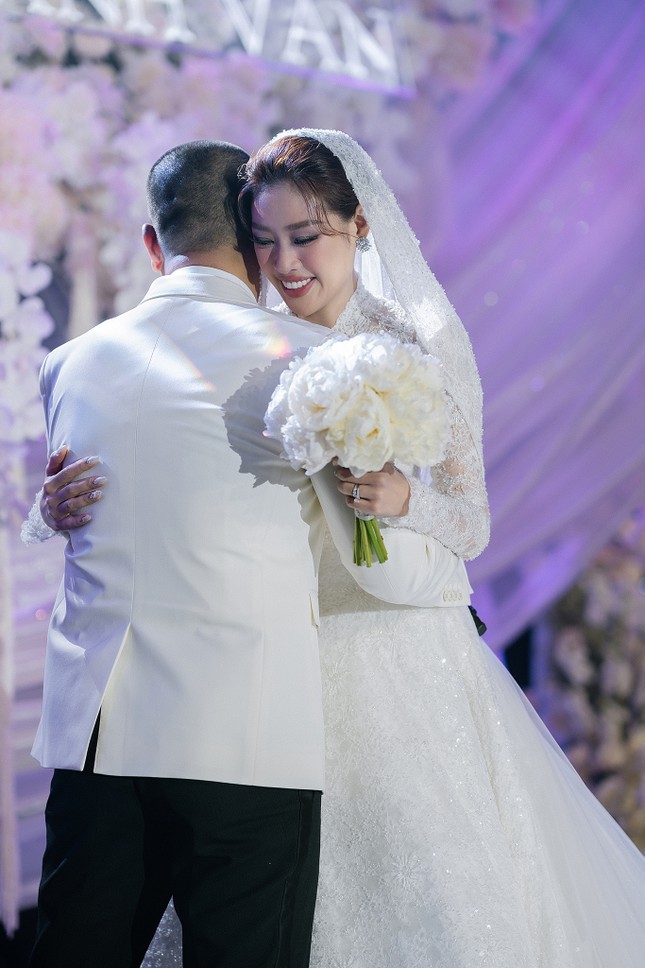 Lễ cưới diễn ra tối 12/12 tại TP.HCM với không gian trang trí lộng lẫy, xa hoa.