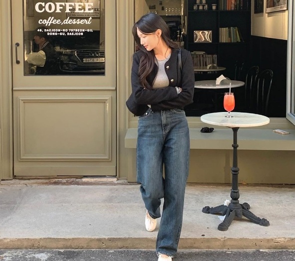 Một công thức phối đồ khác mà bạn không nên bỏ qua là áo dáng lửng kết hợp với quần cạp cao.