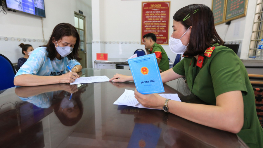 nguoi-dan-dang-ky-tam-tru-tai-cong-an-phuong-9-q3-tphcm-anh-nhat-thinh-1-2298