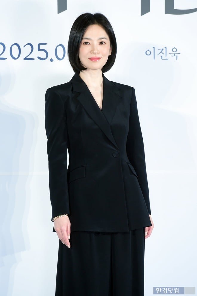 Nữ diễn viên lựa chọn bộ suit màu đen với thiết kế quần ống rộng, tạo sự mềm mại và phóng khoáng cho tổng thể outfit.