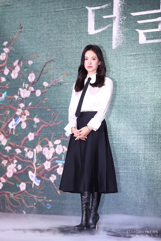 Trong buổi họp báo phim The Glory, Song Hye Kyo lựa chọn một set đồ kết hợp giữa áo sơ mi trắng và chân váy xếp ly.