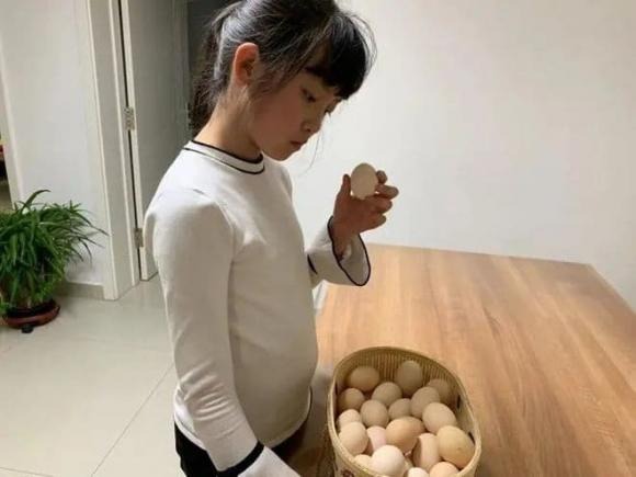 Dùng tay nhấc quả trứng lên và lắc nhẹ. Nếu trứng cứng và không phát ra âm thanh lạ, thì trứng vẫn còn tươi.