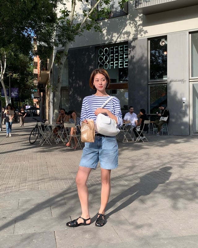 Cuối tuần dạo phố, hãy thử mix áo thun kẻ ngang với quần short denim