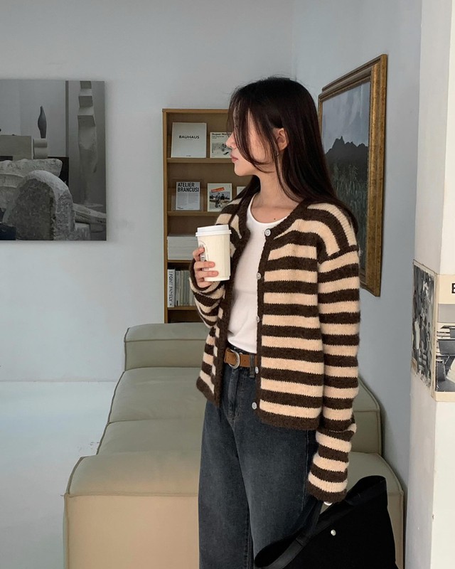 Nếu bạn ưa chuộng sự đơn giản, hãy thử mix áo thun trắng và quần denim đen.