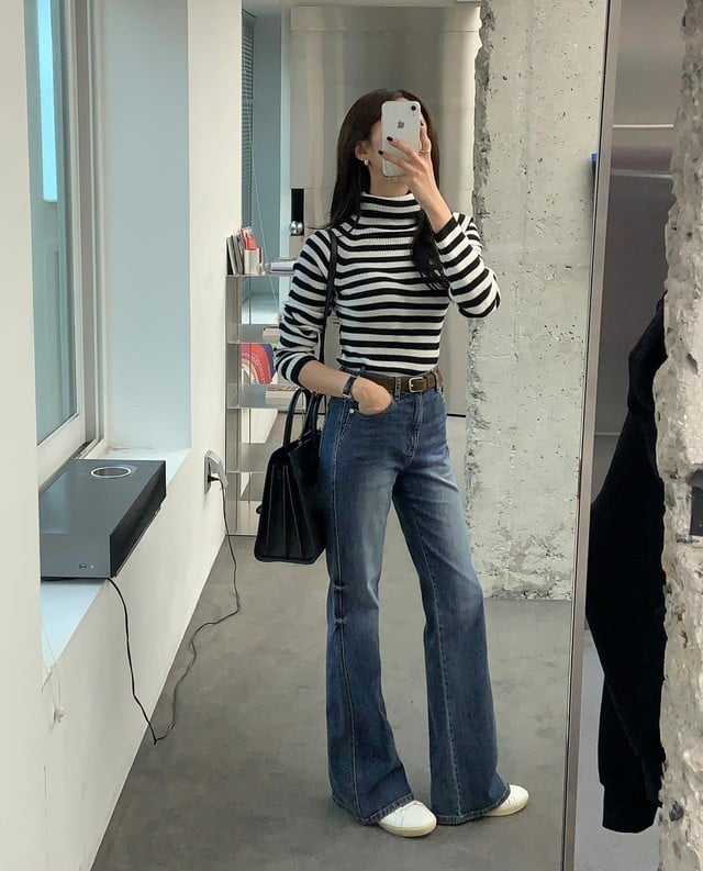 Không thể phủ nhận sự ăn ý giữa áo kẻ ngang và quần jeans. 