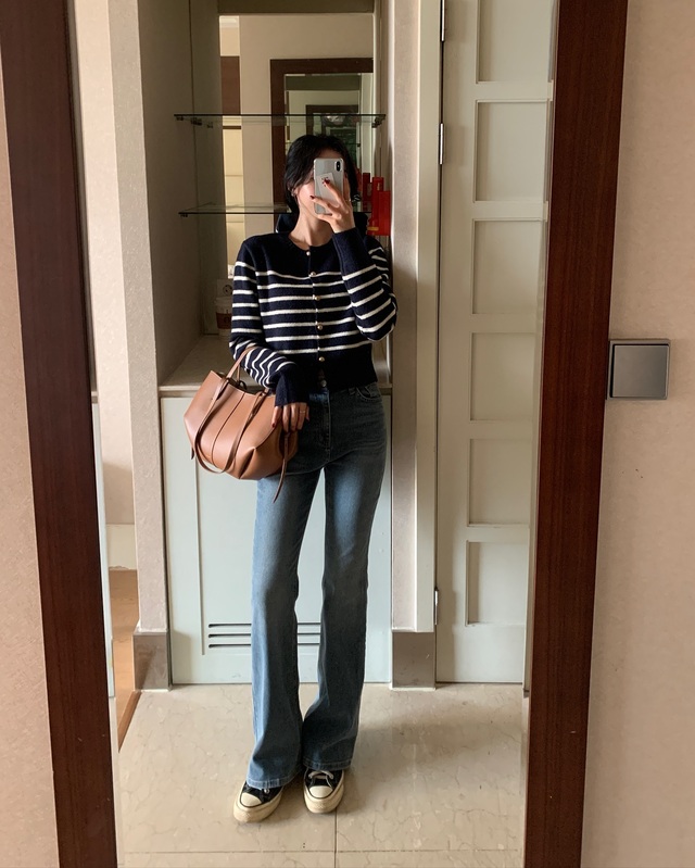 Bạn hoàn toàn có thể diện combo áo cardigan kẻ ngang và quần jeans ống loe tới công sở. 