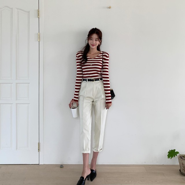 Trong mùa lễ hội, hãy thử phối áo len kẻ ngang với quần dài trên mắt cá chân.