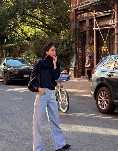 Quần jeans luôn là một món đồ không bao giờ lỗi thời và có thể đồng hành cùng phụ nữ ở mọi lứa tuổi. 