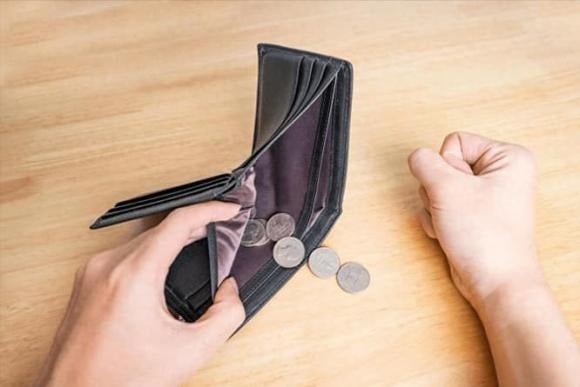 Nhiều người tìm đến rượu để quên đi nỗi buồn khi cảm thấy chán nản. 