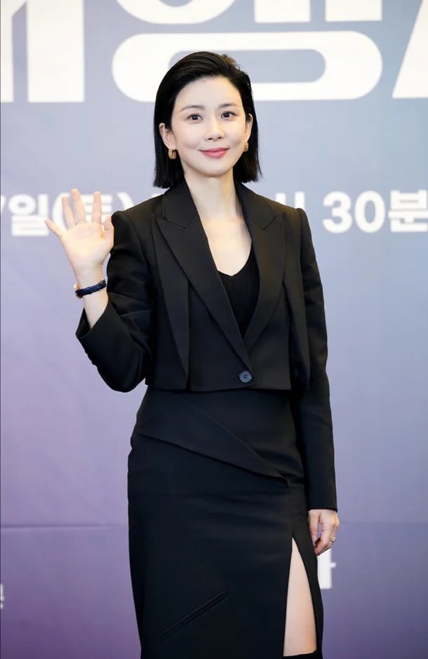 Trong tủ đồ mùa đông, áo khoác lửng là một món đồ không thể thiếu với Lee Bo Young. 