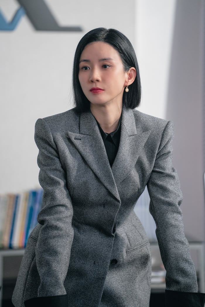 Bộ suit là một trong những kiểu đồ được Lee Bo Young yêu thích khi xuất hiện trước công chúng.