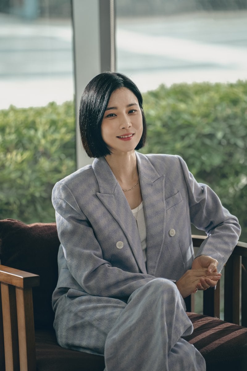 Áo blazer là món đồ kinh điển trong tủ đồ của mọi quý cô ngoài 40 tuổi.