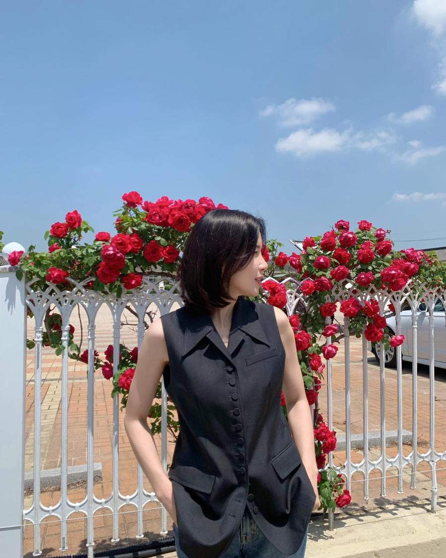 Trang phục gile là một lựa chọn độc đáo mà Lee Bo Young thường áp dụng để làm mới phong cách. 