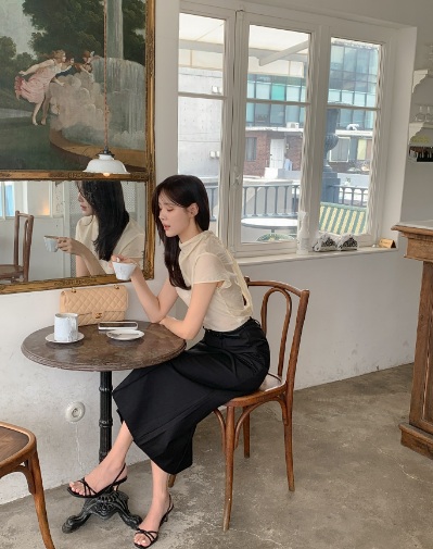 Dành cho những ngày Tết nắng ấm, sandal cao gót là lựa chọn hoàn hảo để bạn vừa giữ được vẻ thanh lịch, vừa cảm thấy thoải mái