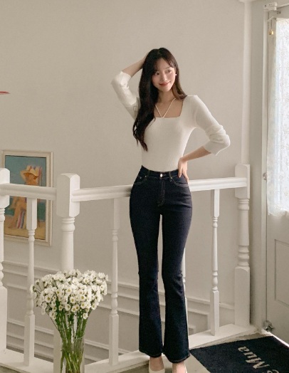 Là biểu tượng của thời trang thập niên 70, quần ống loe vẫn giữ được sức hút mạnh mẽ cho đến ngày nay.