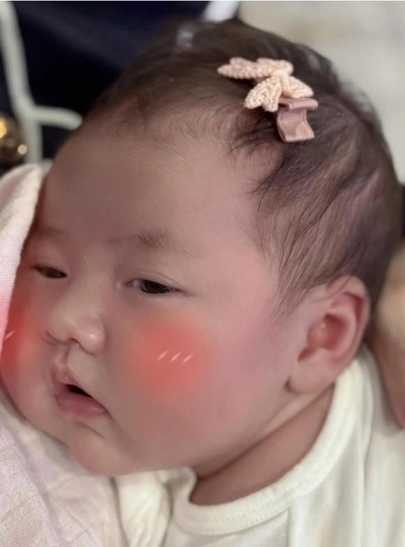 Á hậu Tú Anh khoe cận diện mạo ái nữ mới sinh  