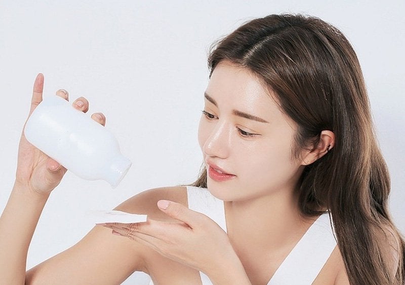 Sau khi tẩy trang, bạn nên rửa mặt lại với sữa rửa mặt để Mừng SHBET phiên bản mới 2025 được sạch sâu.