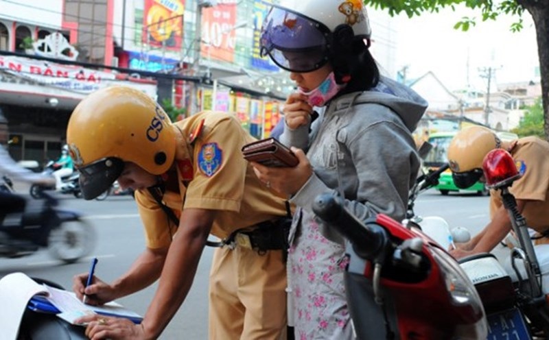 Tính từ 15/1/2025: Vợ chồng, anh em đi xe không chính chủ bị CSGT thổi phạt đến 8 triệu đồng đúng không?