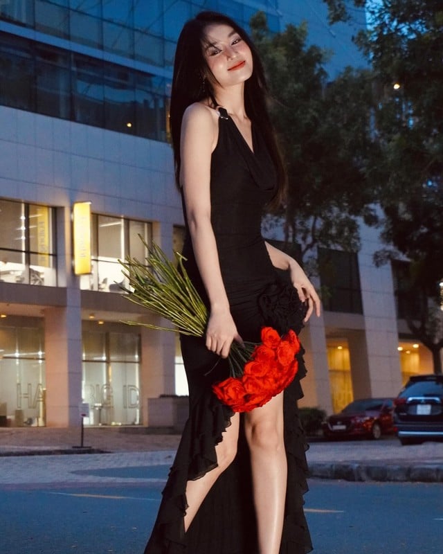 Thiết kế xẻ tà giúp tôn dáng tối ưu, làm nổi bật khí chất người mặc.