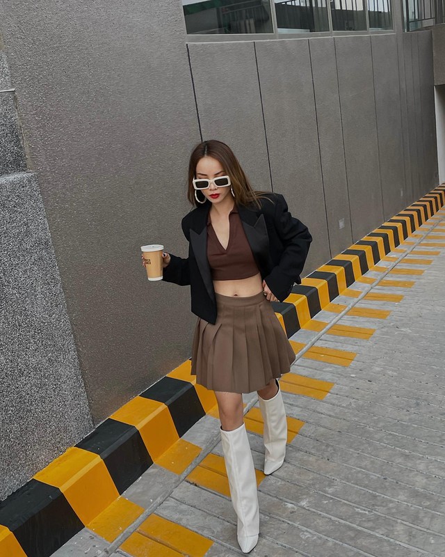  Nếu yêu thích sự cá tính, hãy thử áo crop top kết hợp chân váy xếp ly. 
