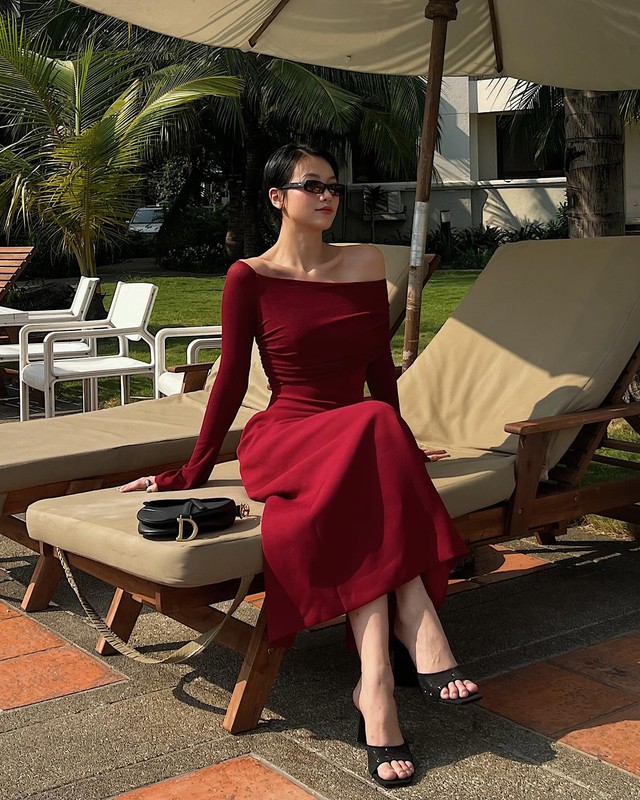 Mẫu váy này vừa nổi bật, vừa giữ được nét trẻ trung mà không cần quá nhiều phụ kiện.