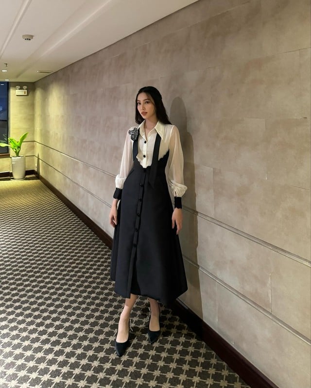 Đôi giày cao gót mũi nhọn không chỉ tăng chiều cao mà còn nâng tầm sang trọng cho outfit.