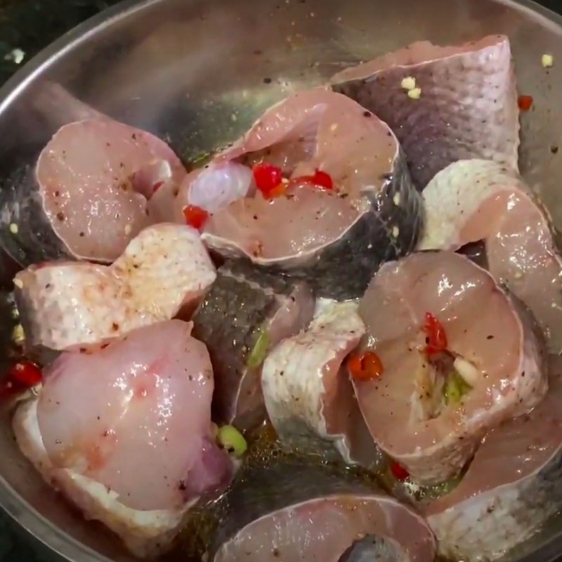 Trước khi tiến hành ướp, bạn cần chú ý làm sạch cá    