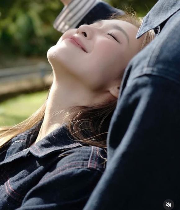 Khả Ngân gây xôn xao khi đăng tải loạt hình ảnh tình cảm bên một người đàn ông lạ. 