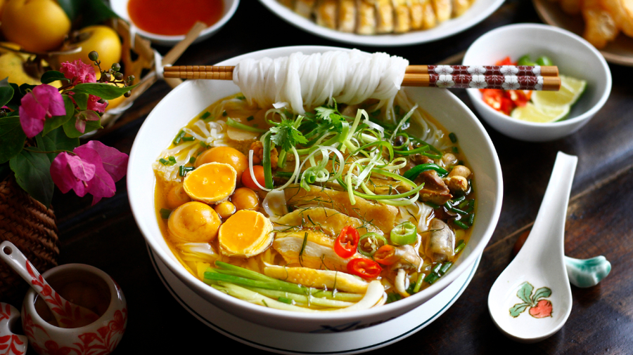 Khi thưởng thức, nhớ dùng đũa trộn nhẹ để rau hành hòa quyện cùng nước dùng