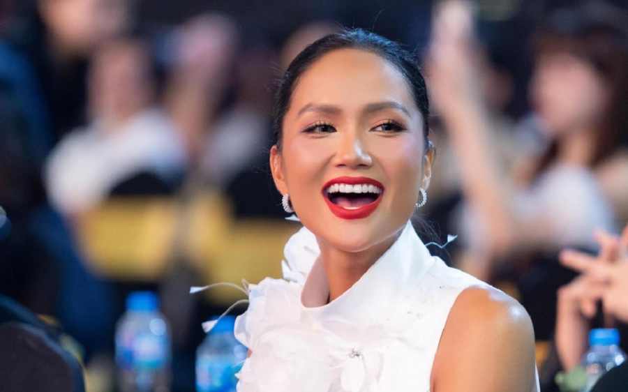 H'Hen Niê lên tiếng khi bị cho có thái độ 'lơ' khán giả trên đường  