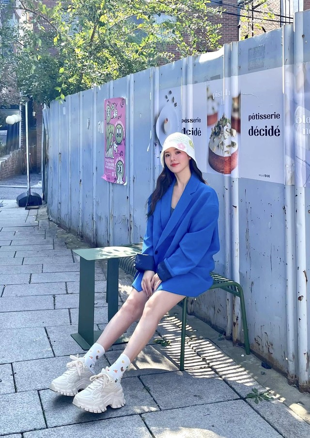 Kết hợp thêm giày sneaker trắng và mũ bucket, bộ Shbet999 com đăng nhập vừa toát lên nét nữ tính vừa giữ được sự trẻ trung, phá cách.