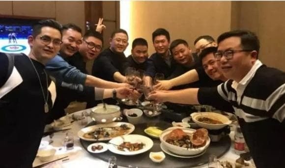 Trong các mối quan hệ của chúng ta, có những người thân thiết, nhưng cũng có những người chỉ là quen biết xã giao.