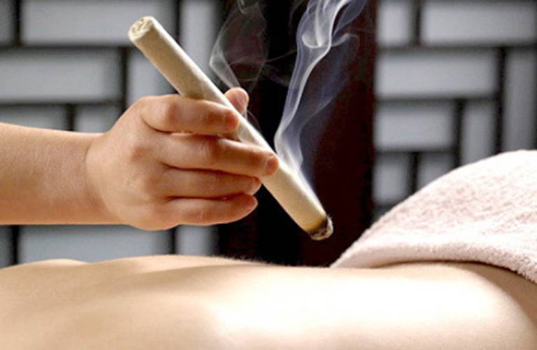 Phương pháp chữa bệnh bằng cứu ngải gồm việc đốt cháy điếu ngải cứu, sau đó chiếu gần lên những huyệt vị cần điều trị để khí và nhiệt từ ngải thẩm thấu vào Sh88bet đăng ký miễn phí, giúp chữa trị các loại bệnh lý