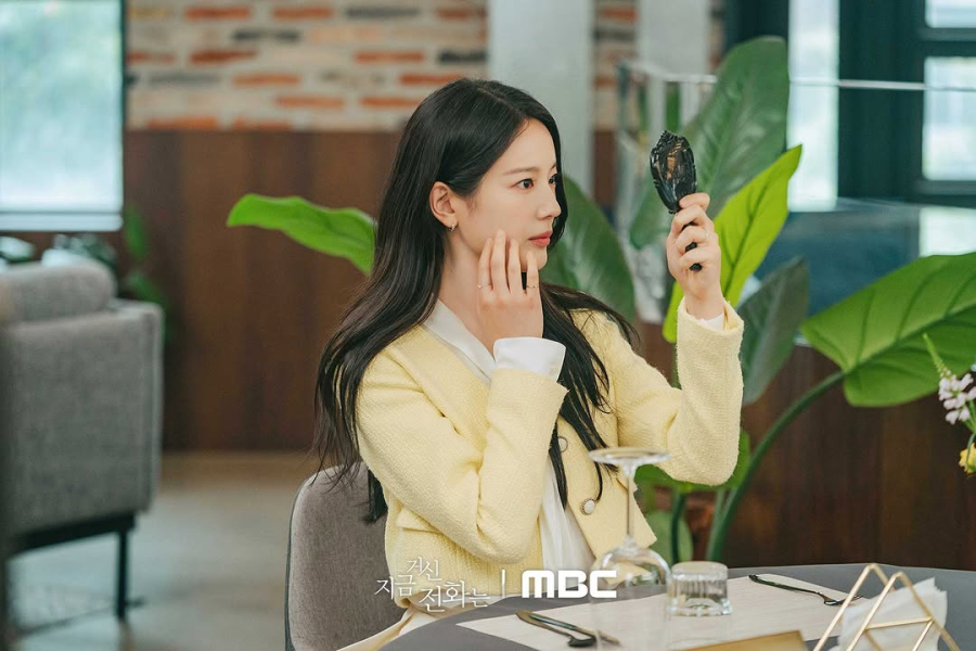 Những món đồ này không chỉ giúp khắc họa tính cách năng động của nhân vật mà còn làm nổi bật vẻ đẹp dịu dàng của nữ diễn viên.