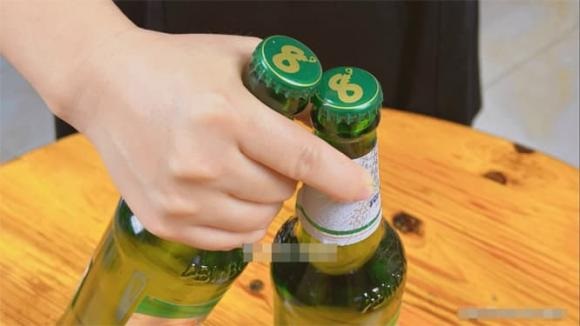 Nắp chai bia có 1 điểm nhỏ không ai để ý, nhấn vào mở dễ dàng, phụ nữ cũng làm ngon ơ