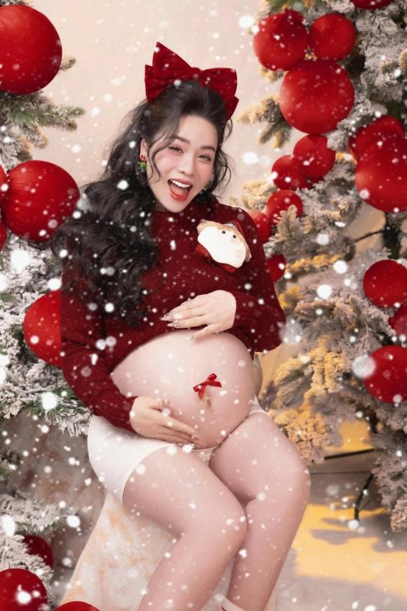 Nhật Kim Anh khoe bụng bầu vượt mặt. 