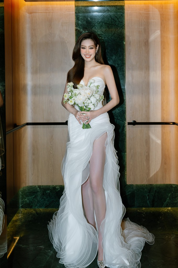  Tổng thể Shbet999 com đăng nhập làm nổi bật phong cách tinh tế, lộng lẫy của Khánh Vân trong ngày trọng đại.